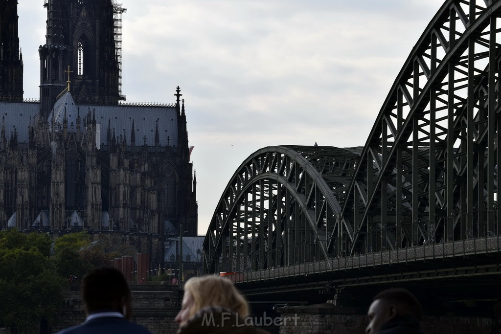 PSpringt kein Suizid Brueckenspringer Koeln Hohenzollernbruecke P023.JPG - Miklos Laubert